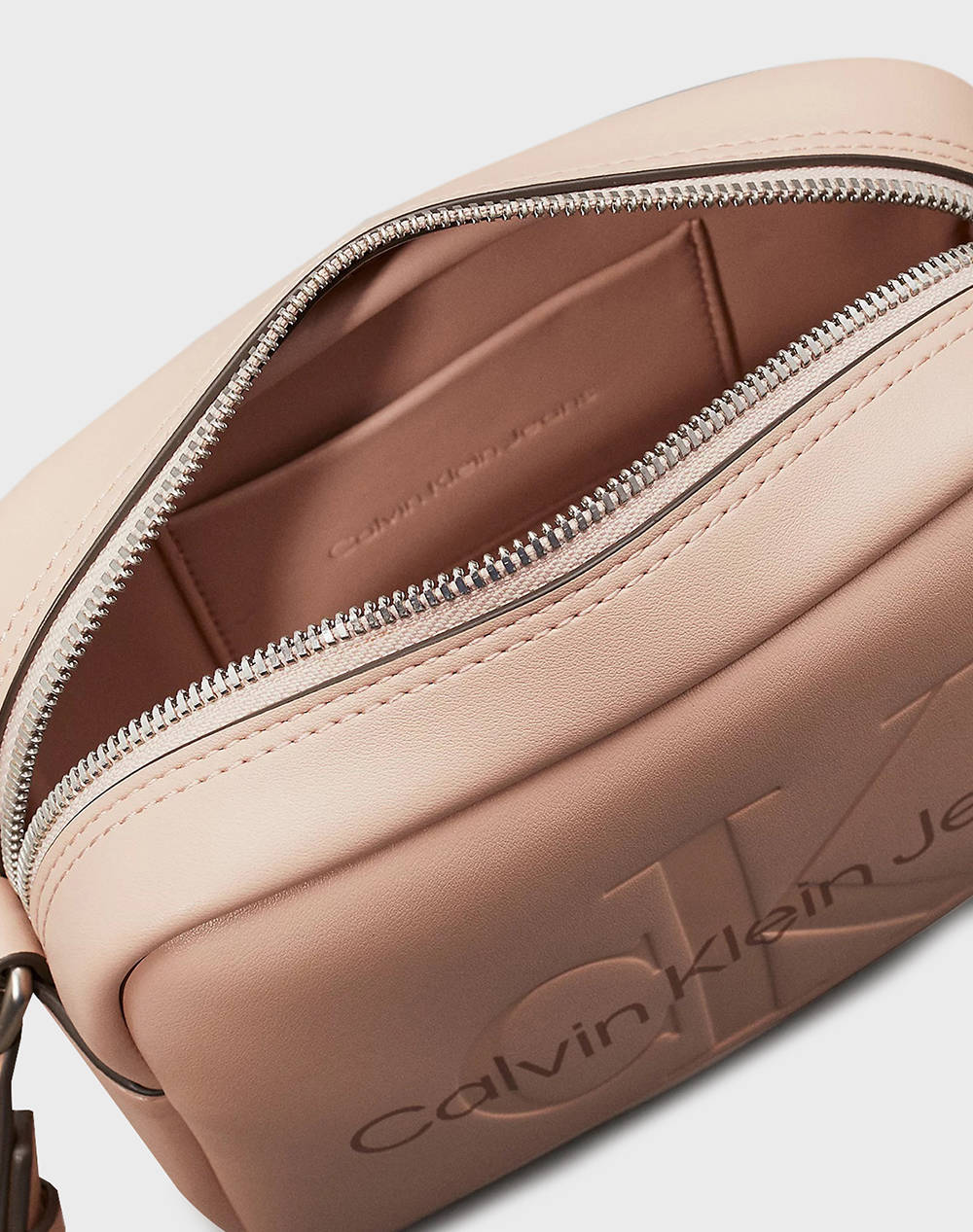 CALVIN KLEIN SCULPTED CAMERA BAG18 (Размери: 13 x 18 x 7 см.)