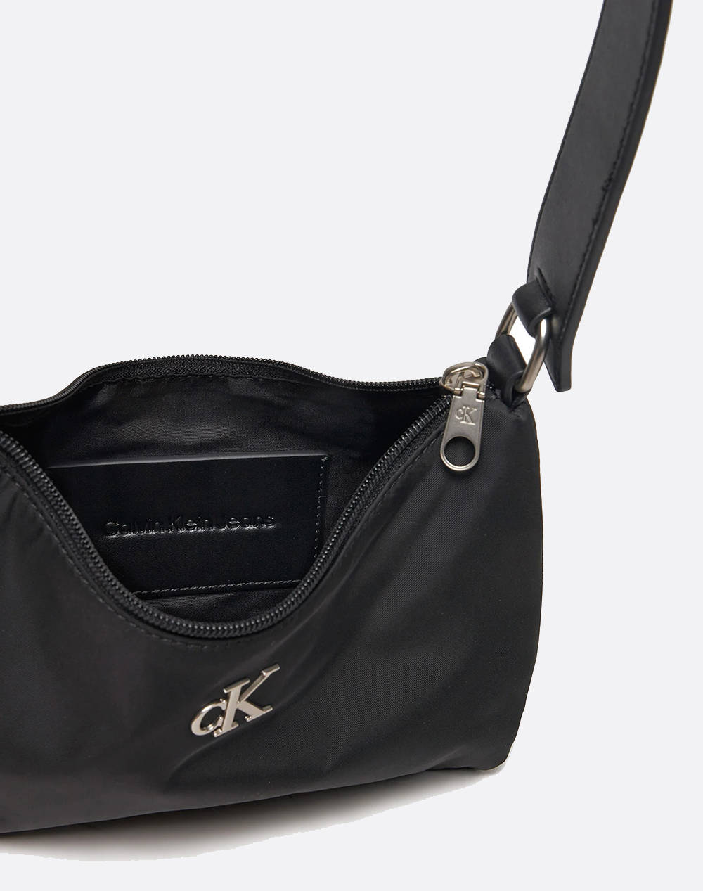 CALVIN KLEIN JEANS SLEEK NYLON SHOULDERBAG (Размери: 26 x 17 x 6см