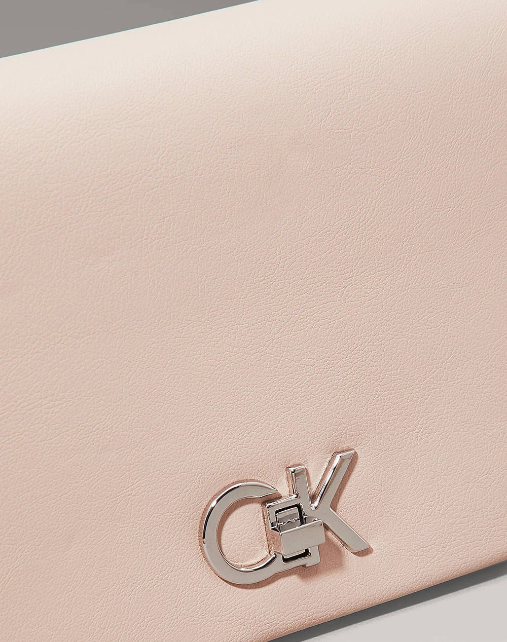 CALVIN KLEIN JEANS CK CONVERTIBLE MINI BAG (Размери:13 x 24 x 7см