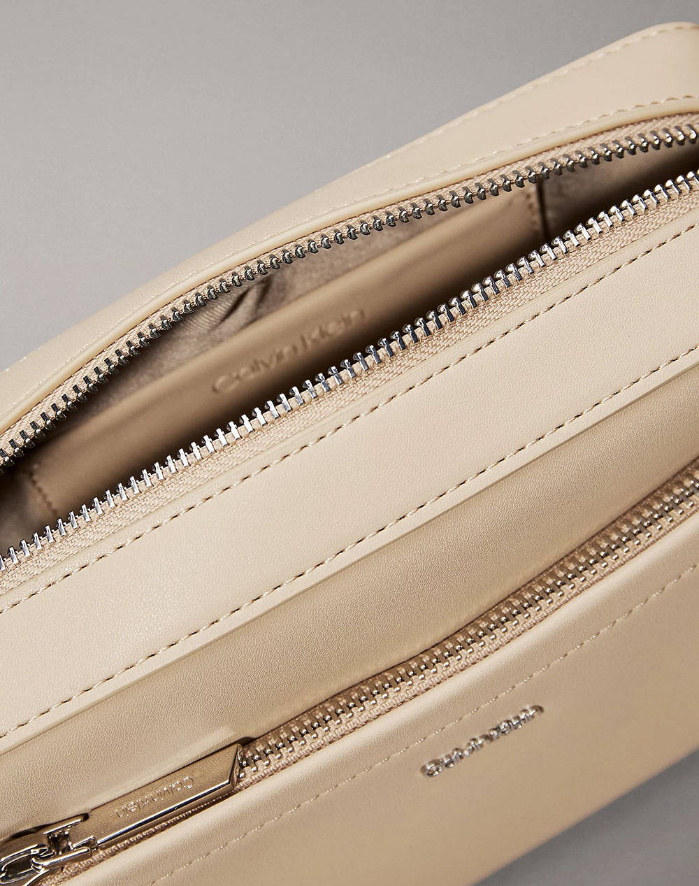 CALVIN KLEIN JEANS CK MUST CONVERTIBLE CAMERA BAG (размери: 21.5 x 16.5 x 5см.)