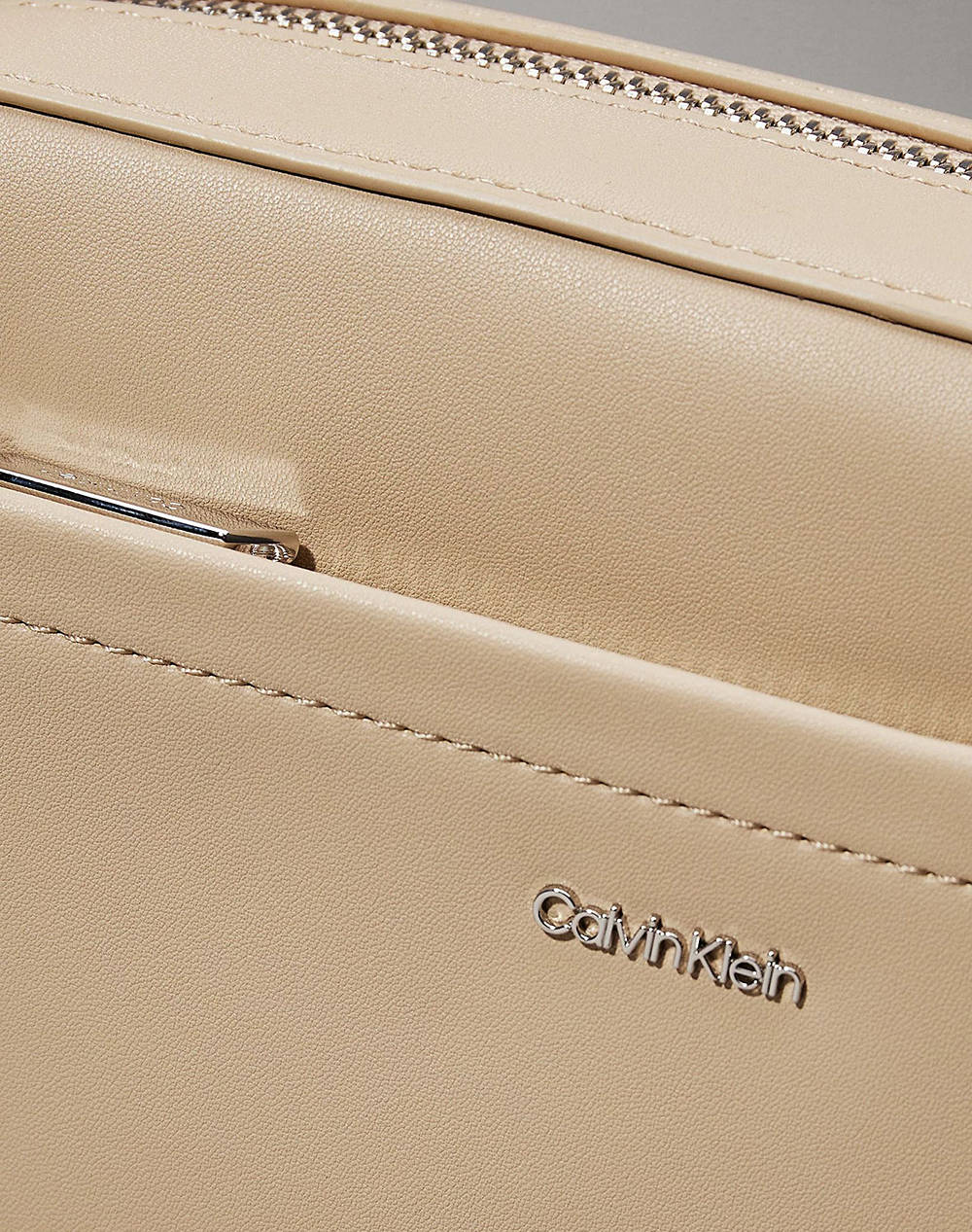 CALVIN KLEIN JEANS CK MUST CONVERTIBLE CAMERA BAG (размери: 21.5 x 16.5 x 5см.)
