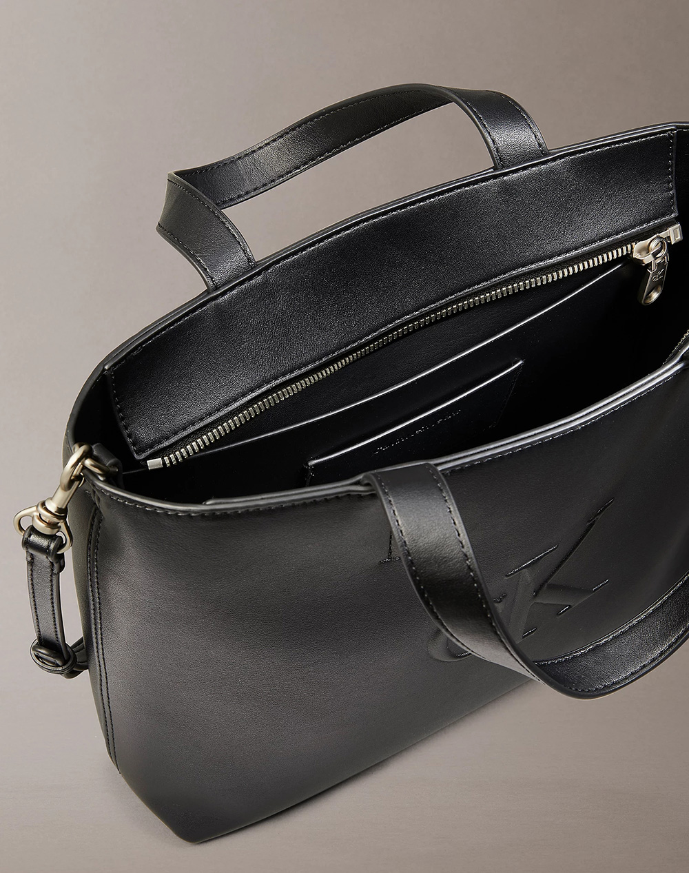 CALVIN KLEIN SCULPTED MINI EW TOTE (Размери: 22 x 27 x 7см.)