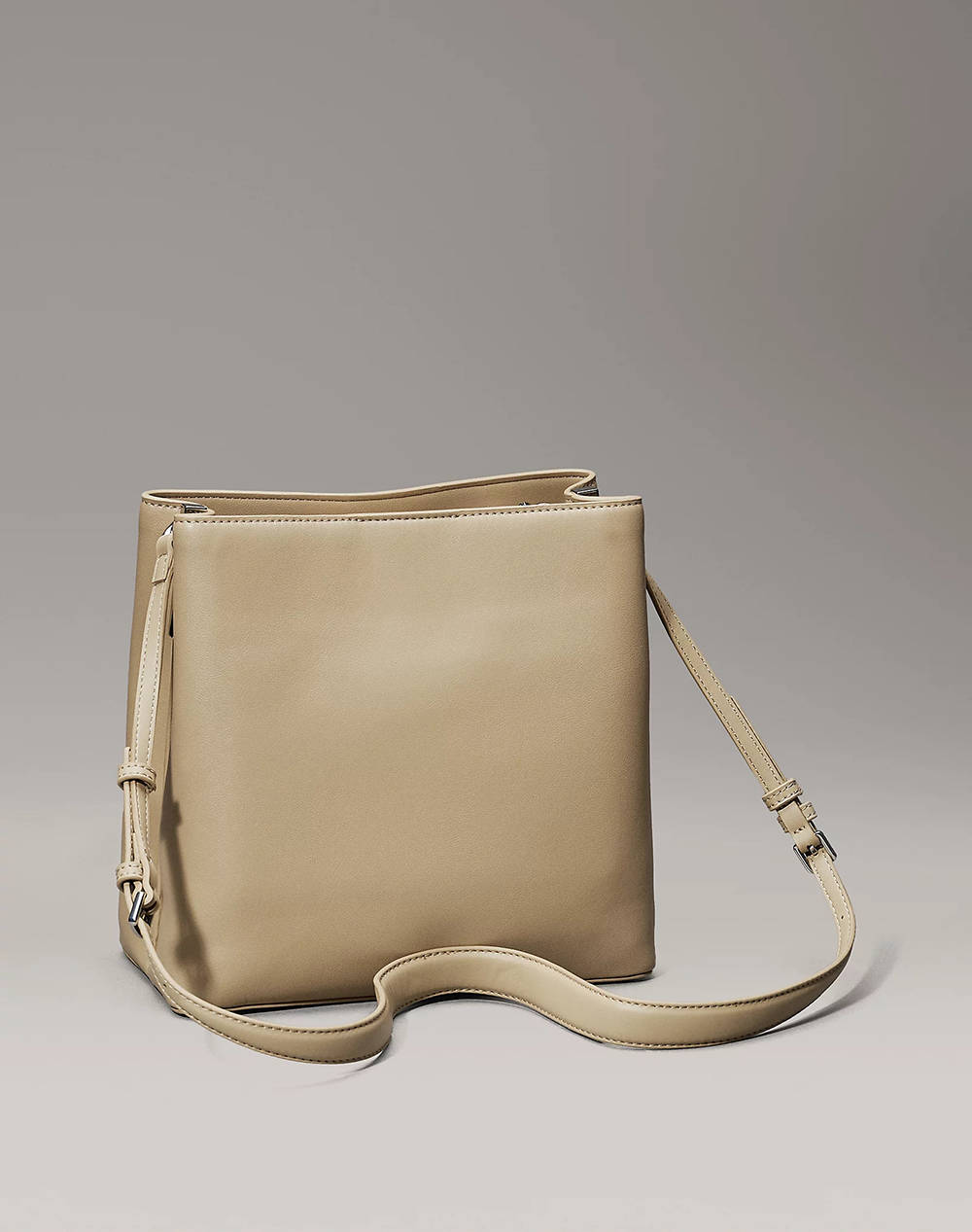 CALVIN KLEIN JEANS CK CONVERTIBLE BUCKET BAG (Размери: 23 x 25 x 13 см.)