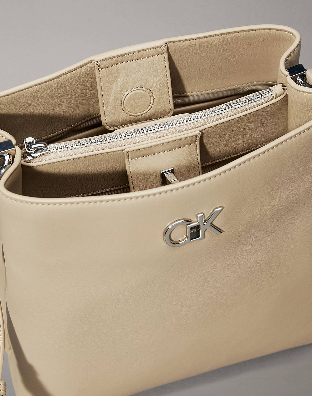 CALVIN KLEIN JEANS CK CONVERTIBLE BUCKET BAG (Размери: 23 x 25 x 13 см.)