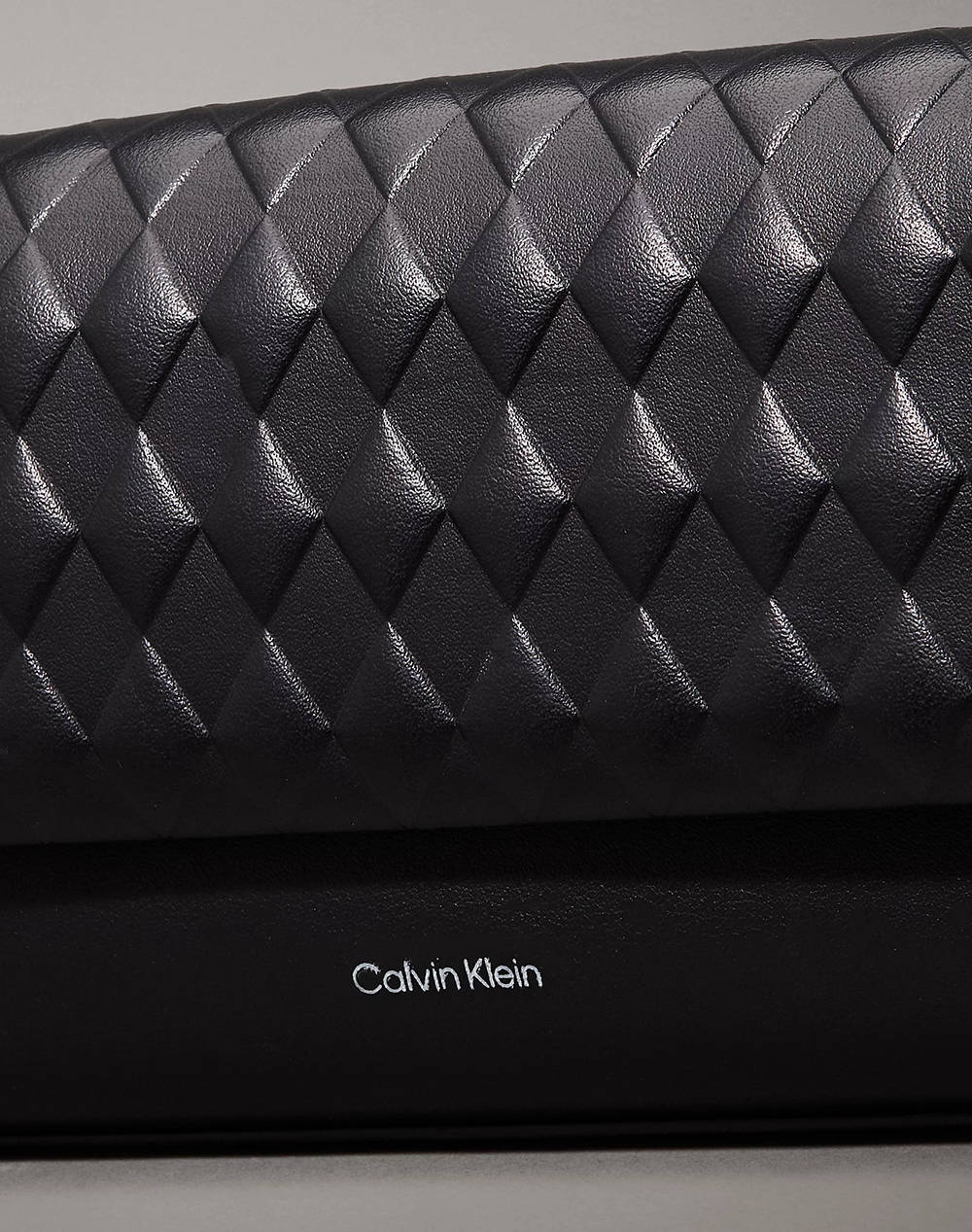 CALVIN KLEIN MINI QUILT CHAIN MINI CROSSBODY (Размери: 21 x 5,5 x 13см.)
