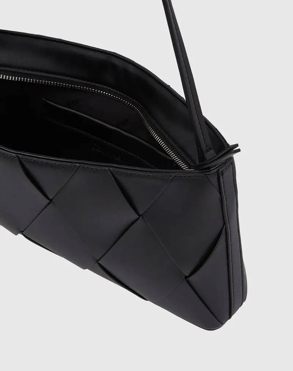 CALVIN KLEIN JEANS CK WOVEN ELONGATED SHOULDER BAG (Размери: 31 x 5 x 14,5см)