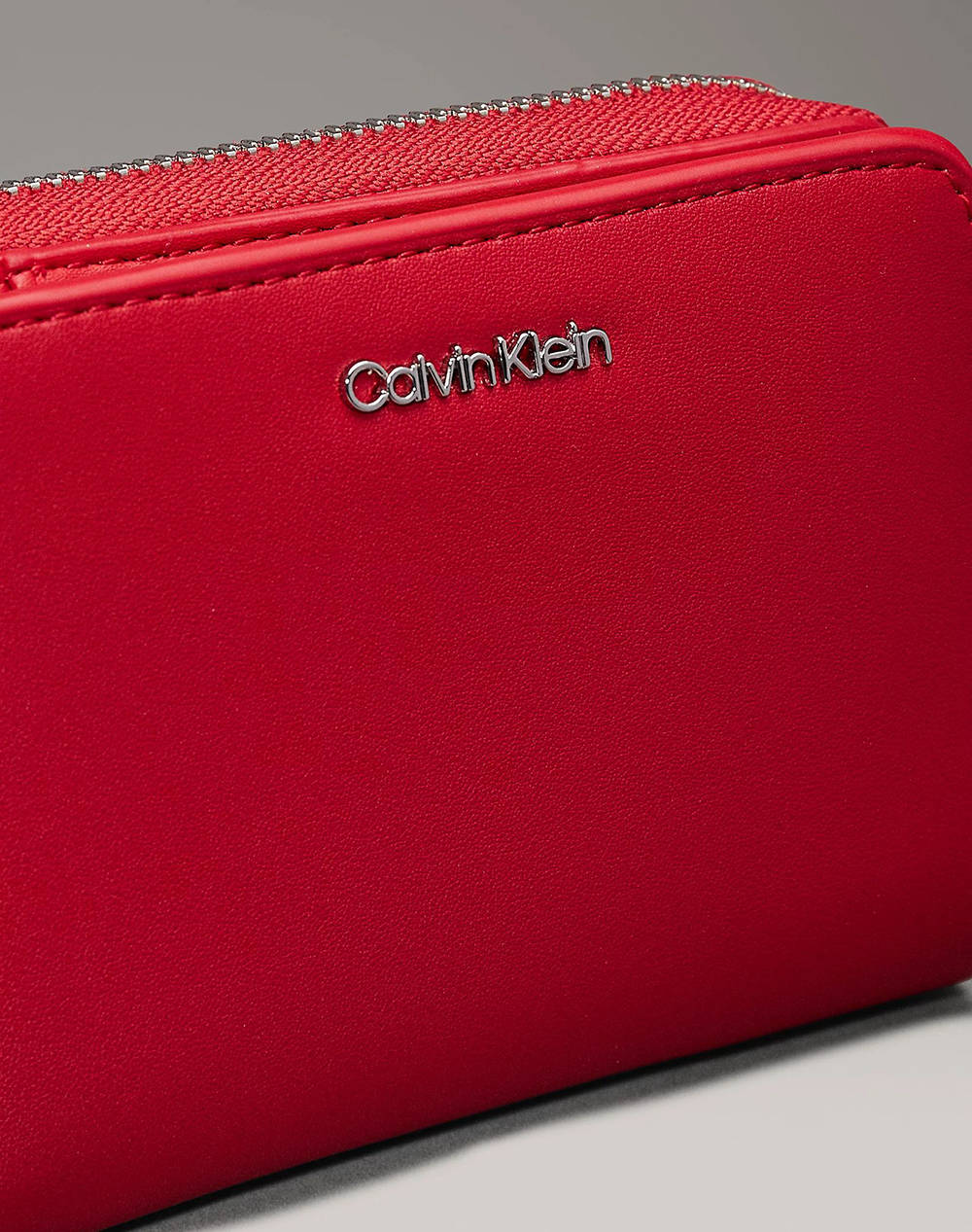 CALVIN KLEIN JEANS CK MUST MEDIUM ZIP AROUND WALLET (размери: 12 x 10 x 3см.)