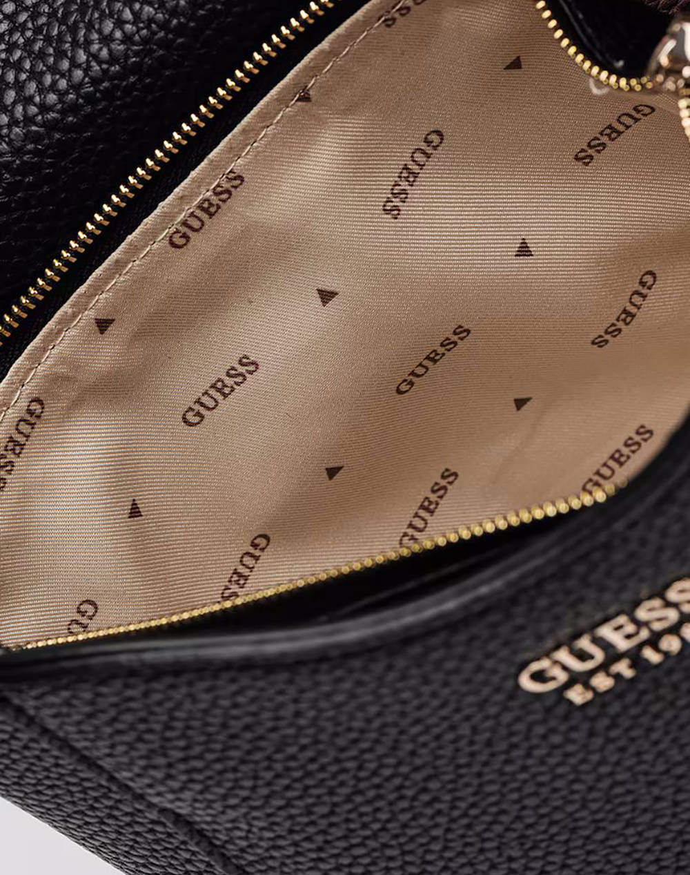 GUESS BRENTON SM GRLFRIEND BUCKT ДАМСКА ЧАНТА(Размери: 23 x 16 x 8см.)