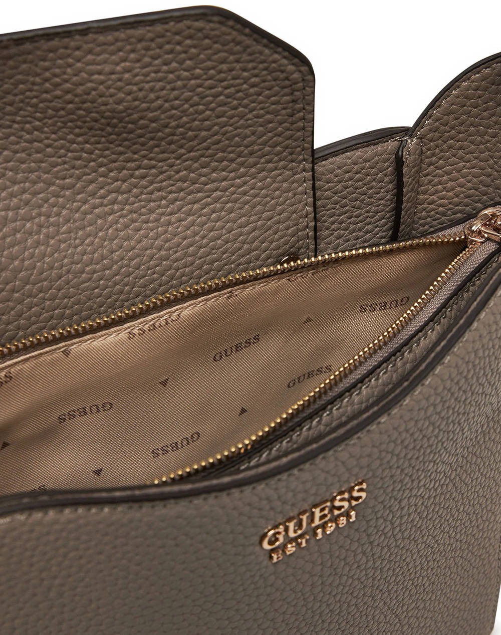 GUESS BRENTON SM GRLFRIEND BUCKT ДАМСКА ЧАНТА(Размери: 23 x 16 x 8см.)