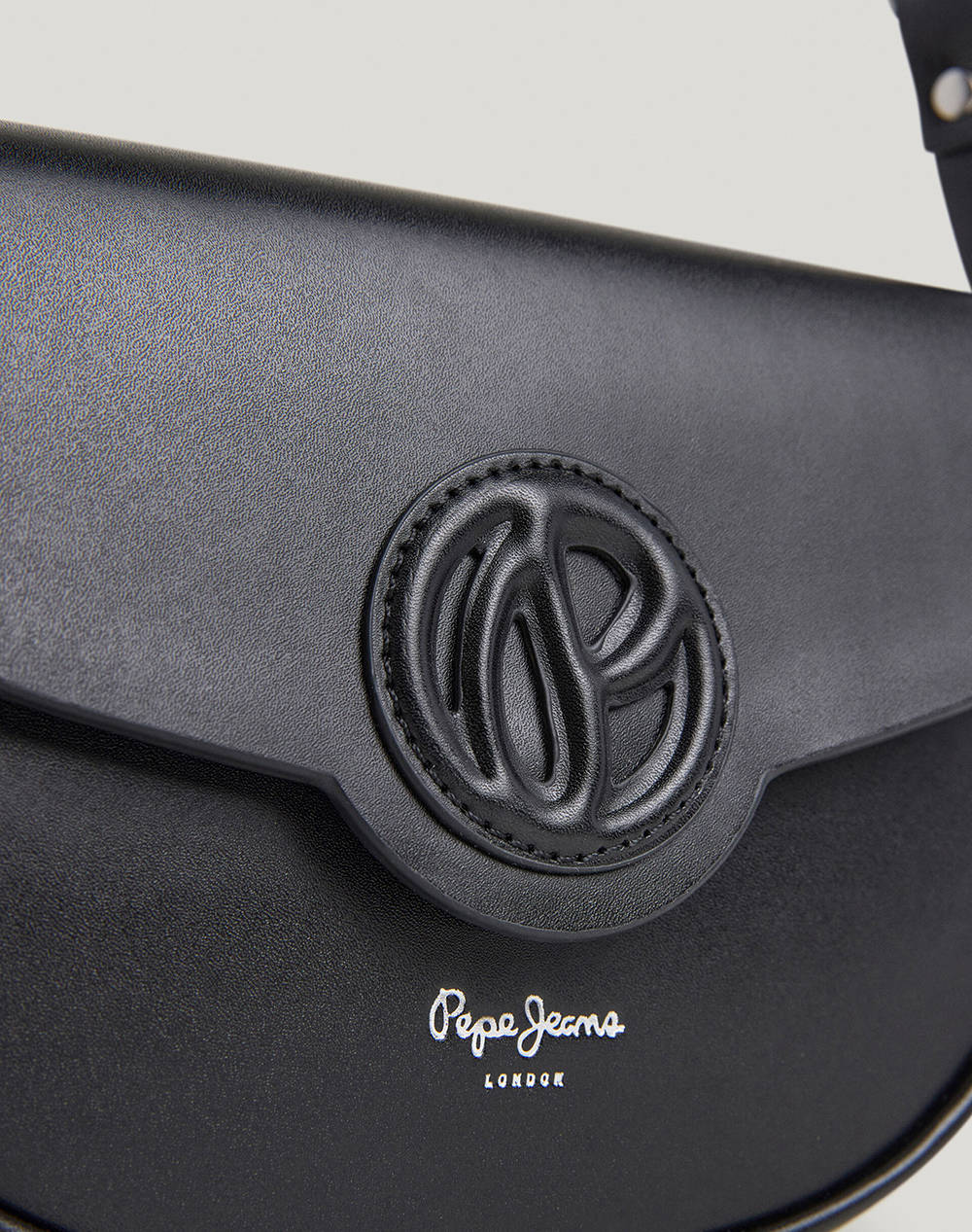 PEPE JEANS CRISHA LIMITED ДАМСКА ЧАНТА(размери: 25 x 16 x 7.5см.)