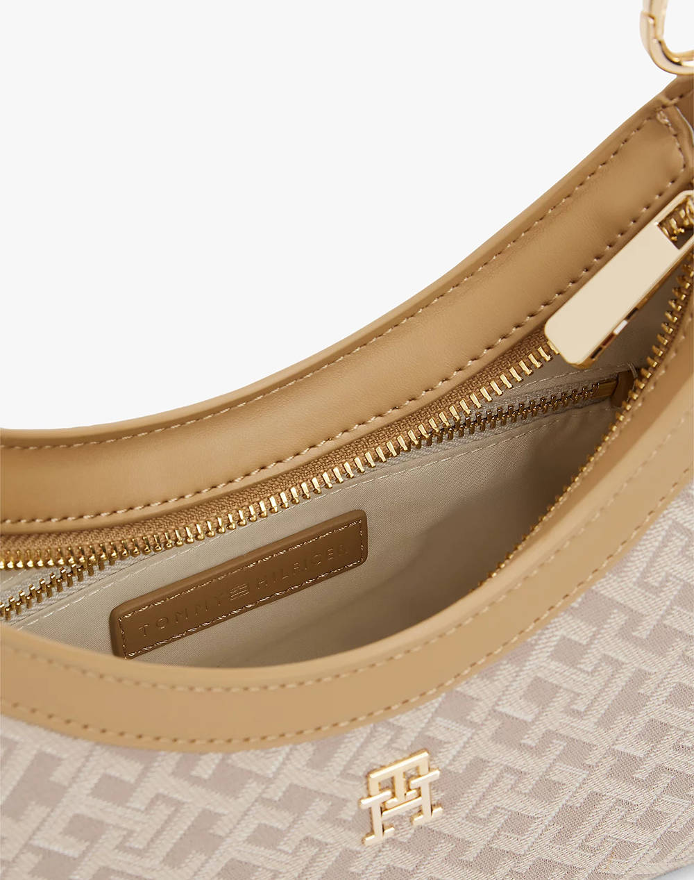 TOMMY HILFIGER TH JACQUARD SHOULDER BAG (Размери: 25 x 8 x 20.5см.)