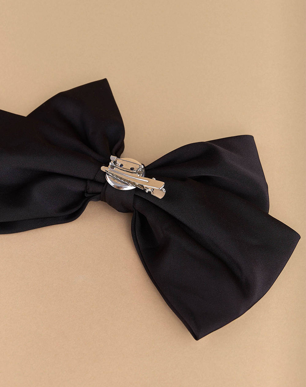ATTRATTIVO SYNTHETIC BONE BROOCH