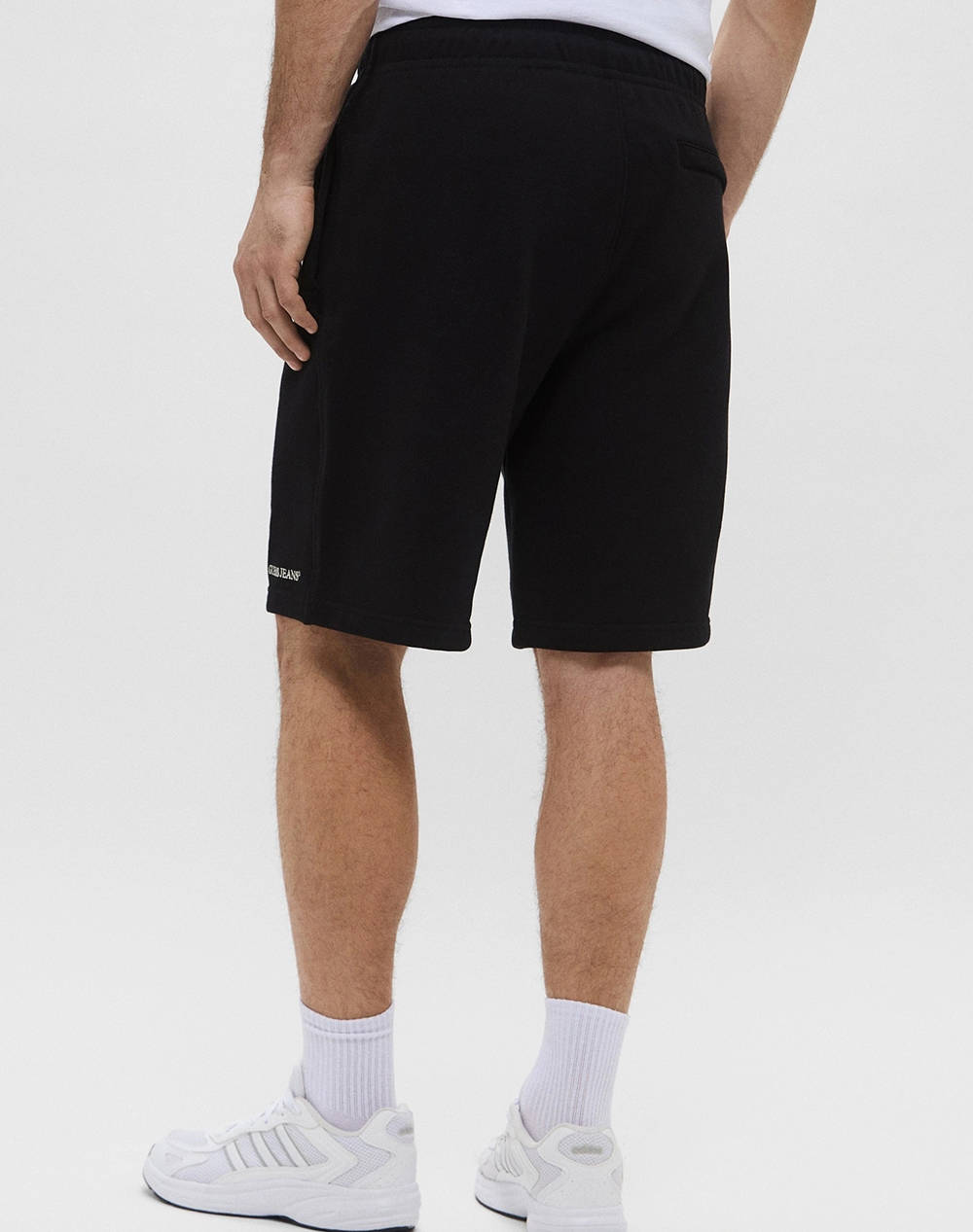 GUESS JEANS GJ REG EMBRO SHORTS - ORGANIC COTT ICONIC TERRY 400 МЪЖКИ КЪСИ ПАНТАЛОНИ