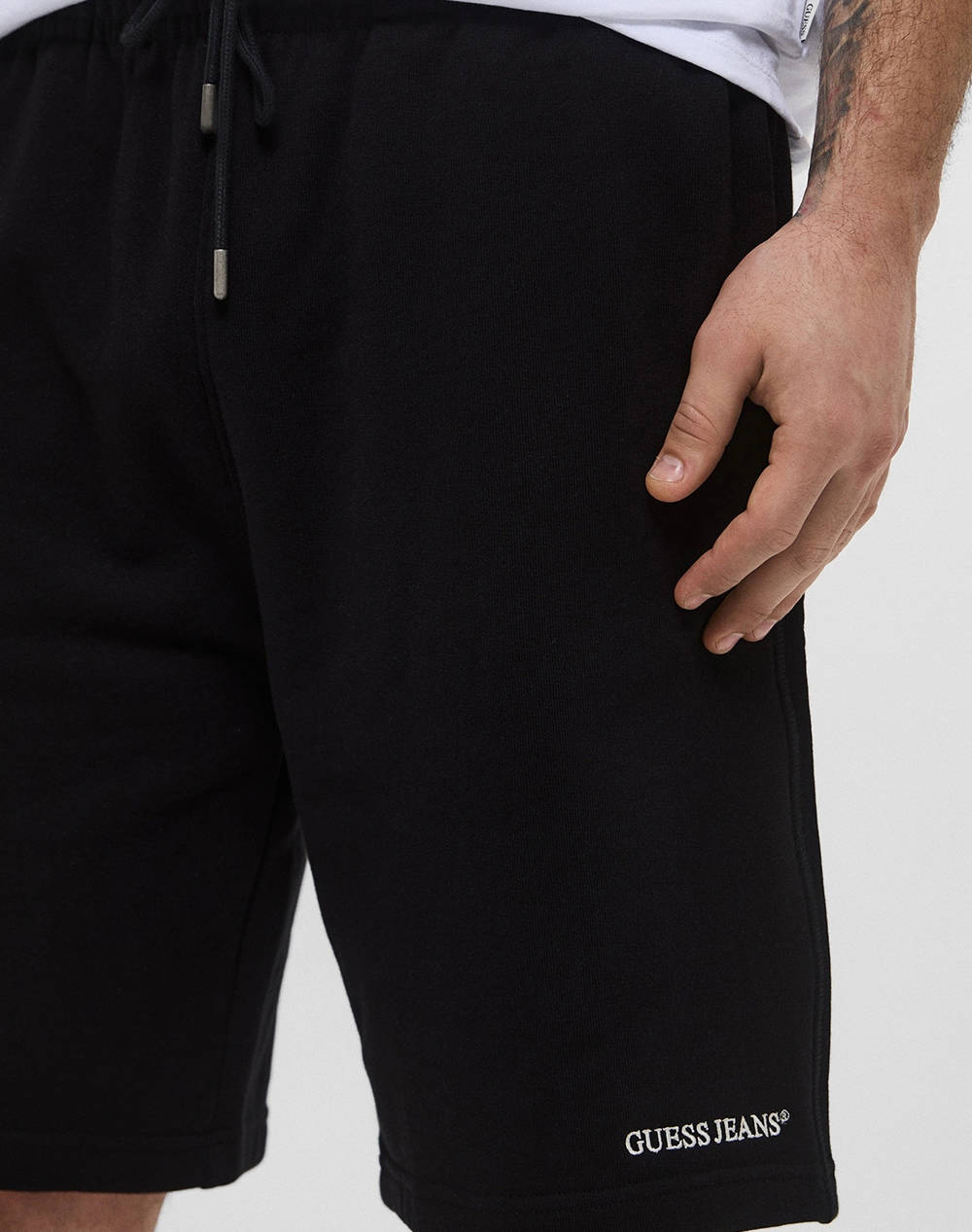 GUESS JEANS GJ REG EMBRO SHORTS - ORGANIC COTT ICONIC TERRY 400 МЪЖКИ КЪСИ ПАНТАЛОНИ