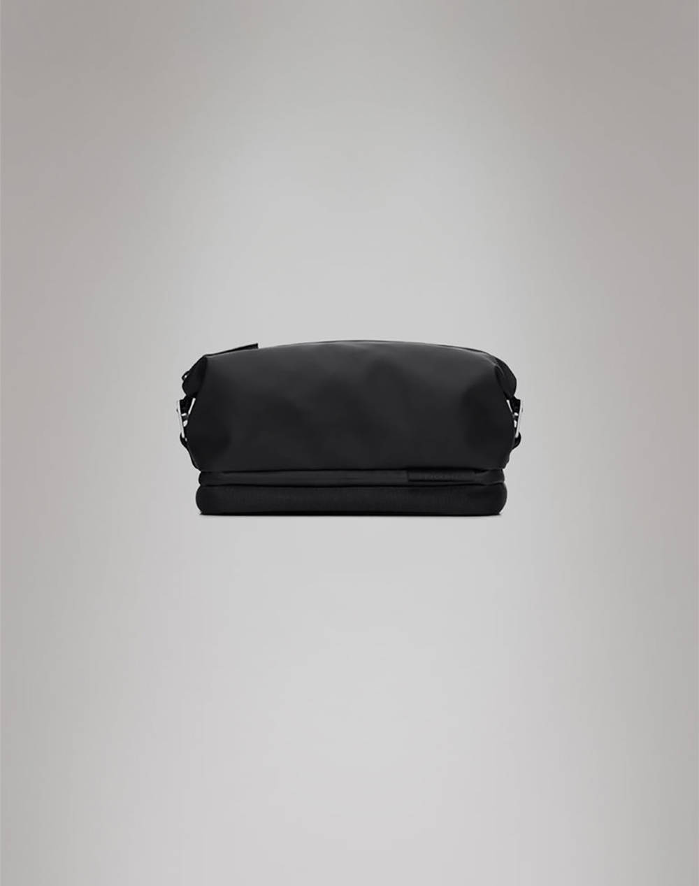 RAINS Otaru Wash Bag W3 (Размери: 20 x 14 x 33см.)
