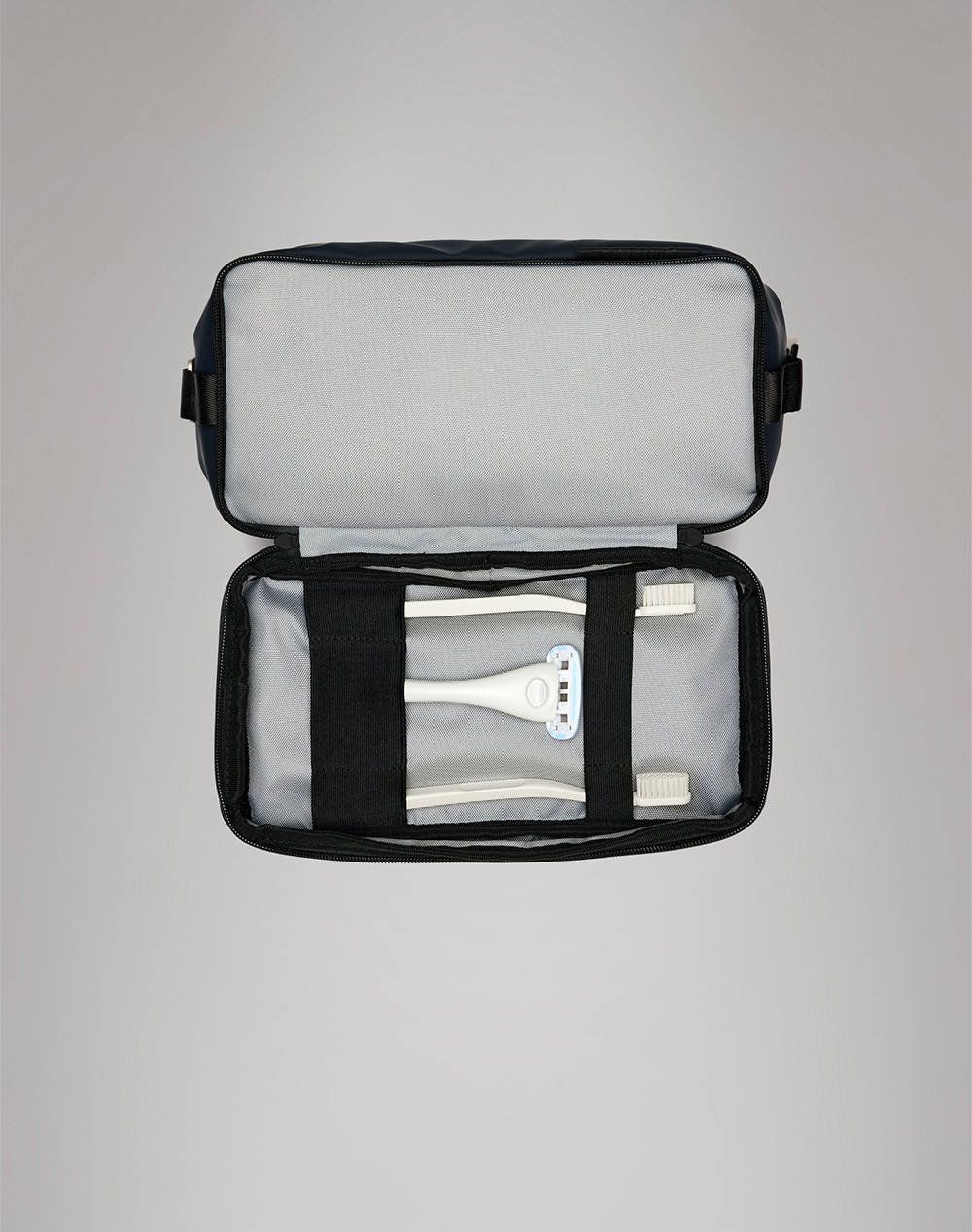RAINS Otaru Wash Bag W3 (Размери: 20 x 14 x 33см.)