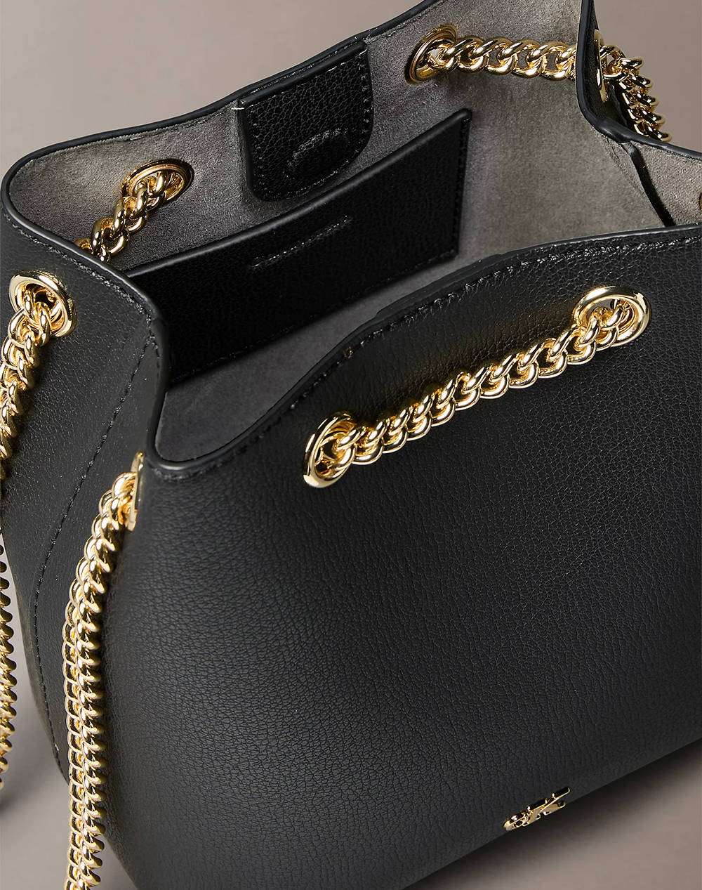 CALVIN KLEIN JEANS MNML MNGRM CHN BCKT (Размери: 23 x 19 x 10см.)