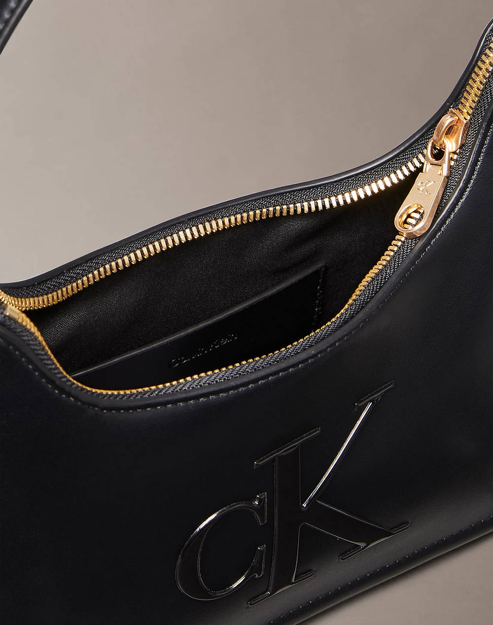 CALVIN KLEIN RAISED CK SMALL SHOULDER BAG (Размери: 25 x 18.5 x 6см.)