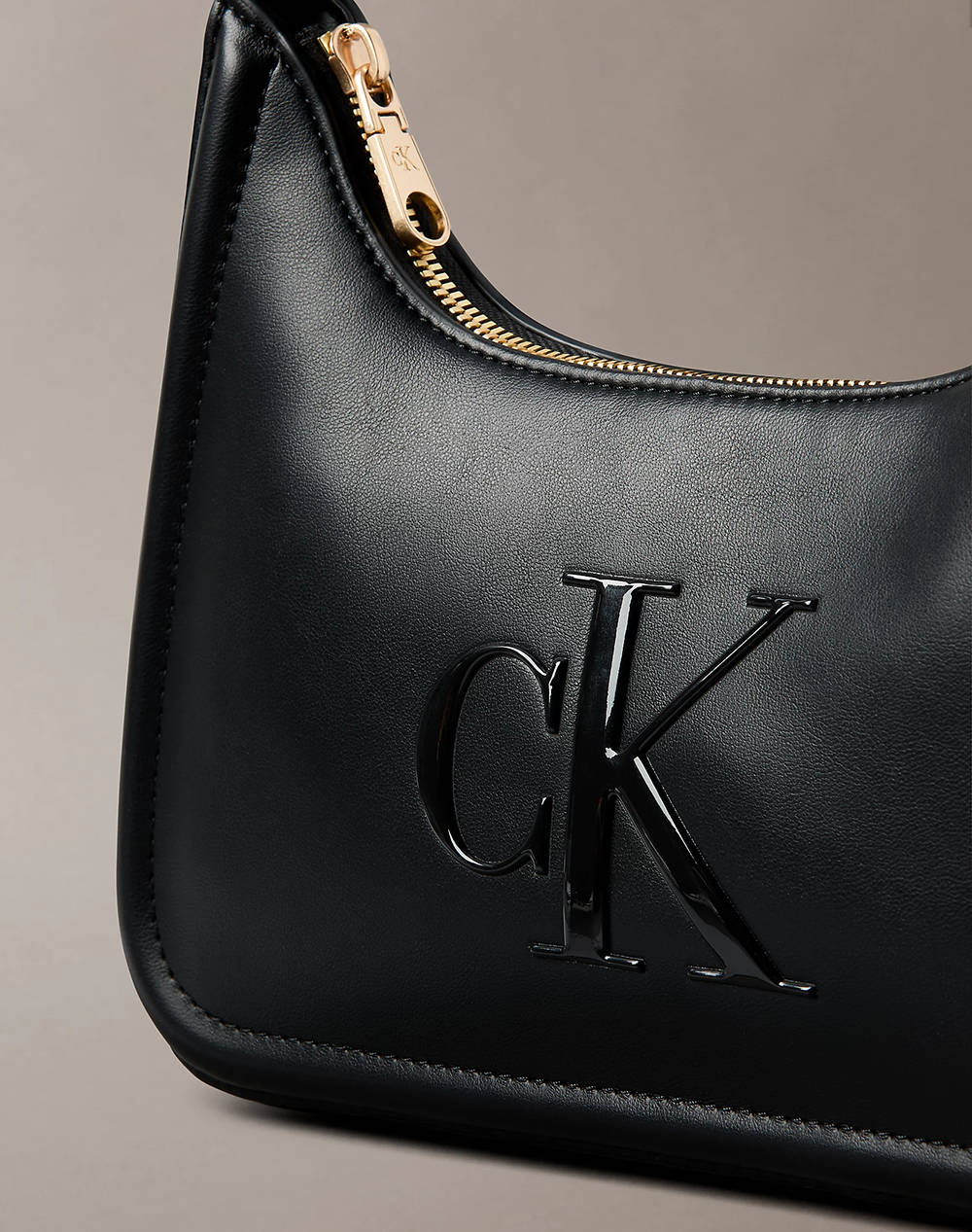 CALVIN KLEIN RAISED CK SMALL SHOULDER BAG (Размери: 25 x 18.5 x 6см.)