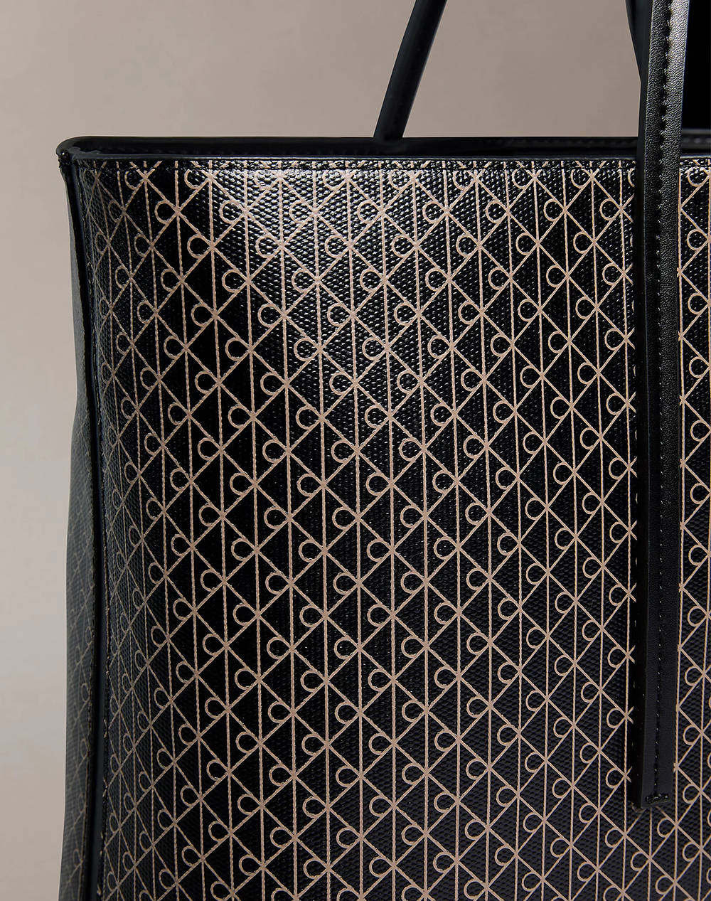 CALVIN KLEIN JEANS AOP TOTE W/ POUCH ON STRAP (Размери: 39 x 28 x 13см.)