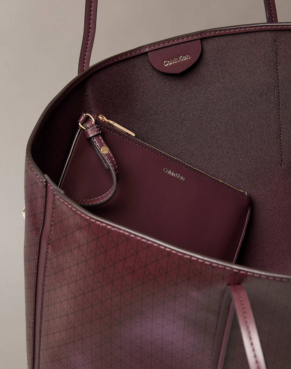 CALVIN KLEIN JEANS AOP TOTE W/ POUCH ON STRAP (Размери: 39 x 28 x 13см.)