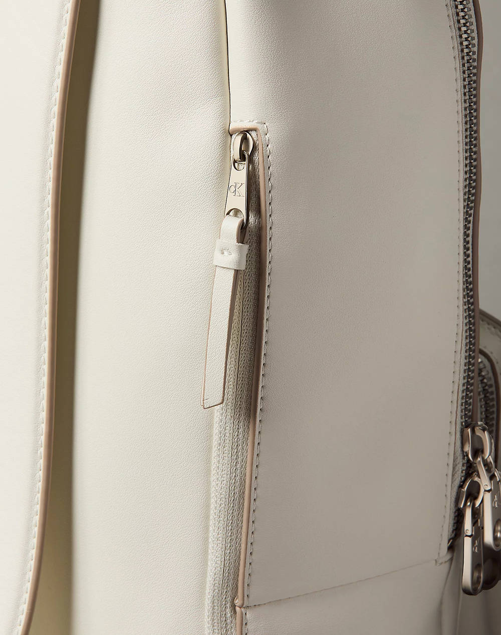 CALVIN KLEIN JEANS SCLPTD IMPRSSSN SLM (Размери: 26 x 39 x 11см.)