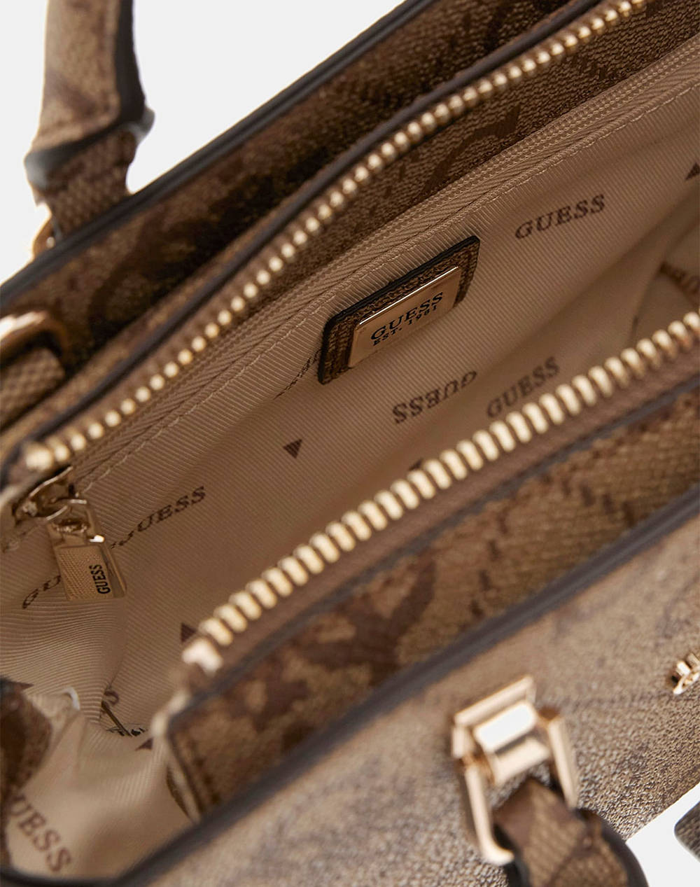 GUESS QUEENSLAND MINI SATCHEL ДАМСКА ЧАНТА (Размери: 22 x 14 x 8см.)