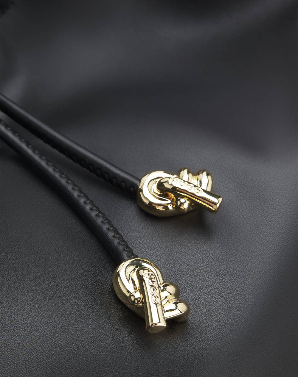 HUGO Millie_Shoulder bag 10268663 01 (Размери: 35 x 37 x 15см.)