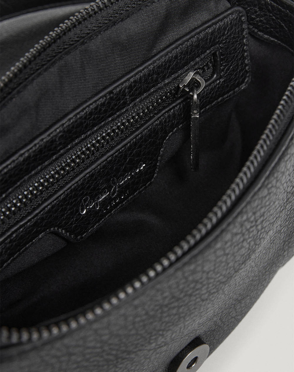 PEPE JEANS DROP 2 CRISHA CODE ДАМСКА ЧАНТА (Размери: 20 x 15.5 x 6.5см.)