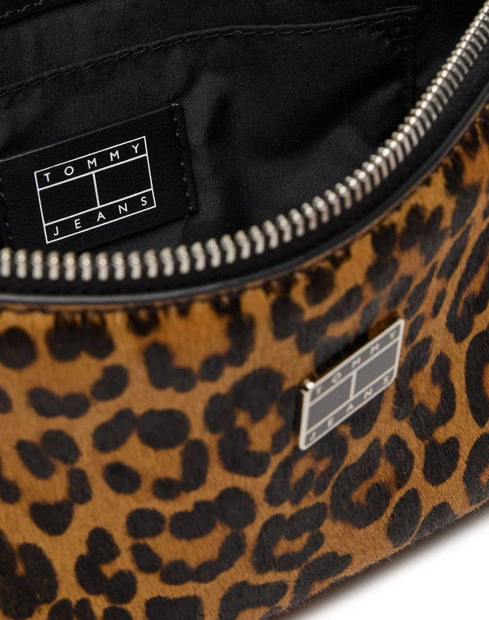 TOMMY JEANS TJW MUST LEOPARD SHOULDER BAG (Размери: 22 x 12 x 4.5см,)