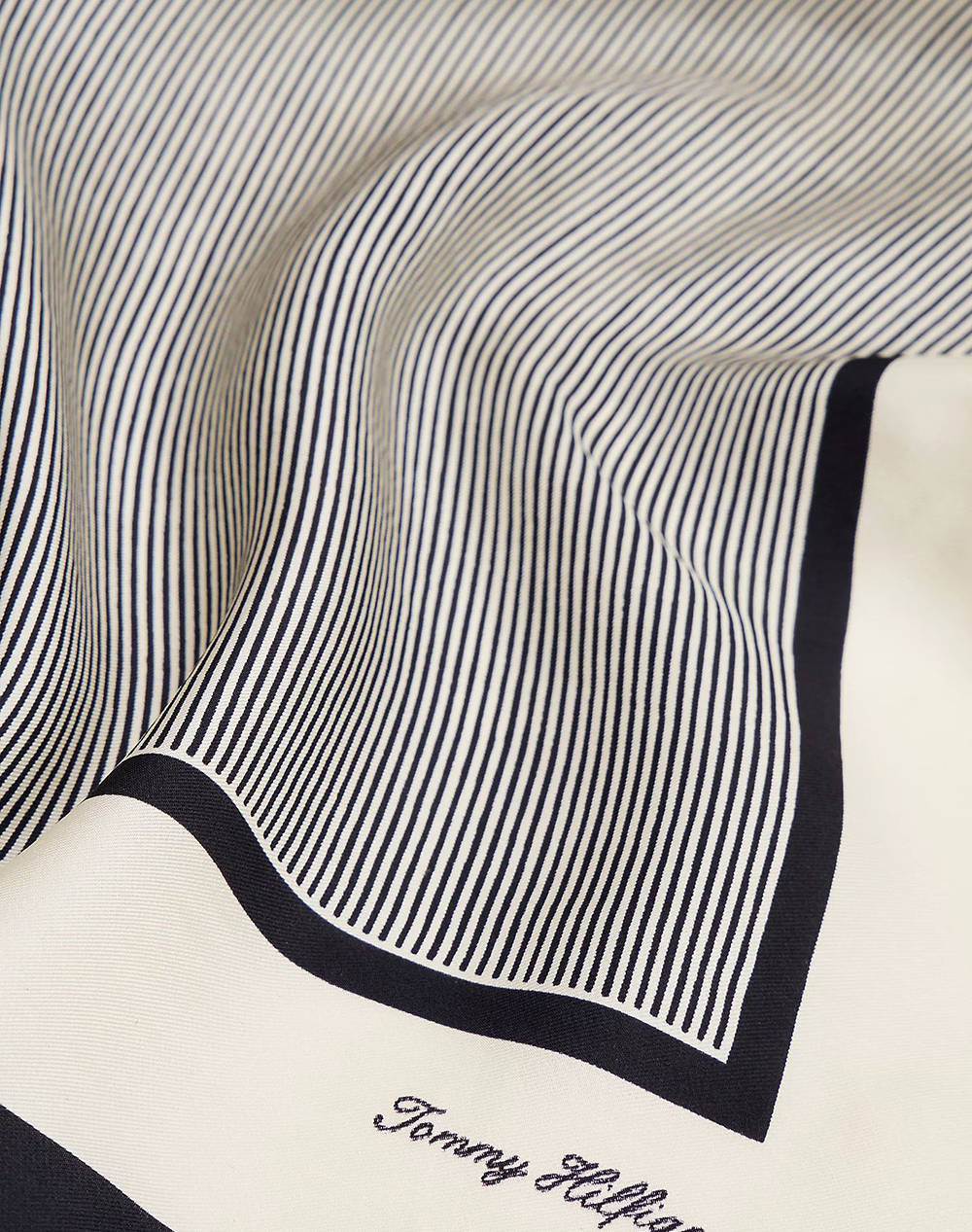 TOMMY HILFIGER TH ELEVATED FLAG SILK SQUARE