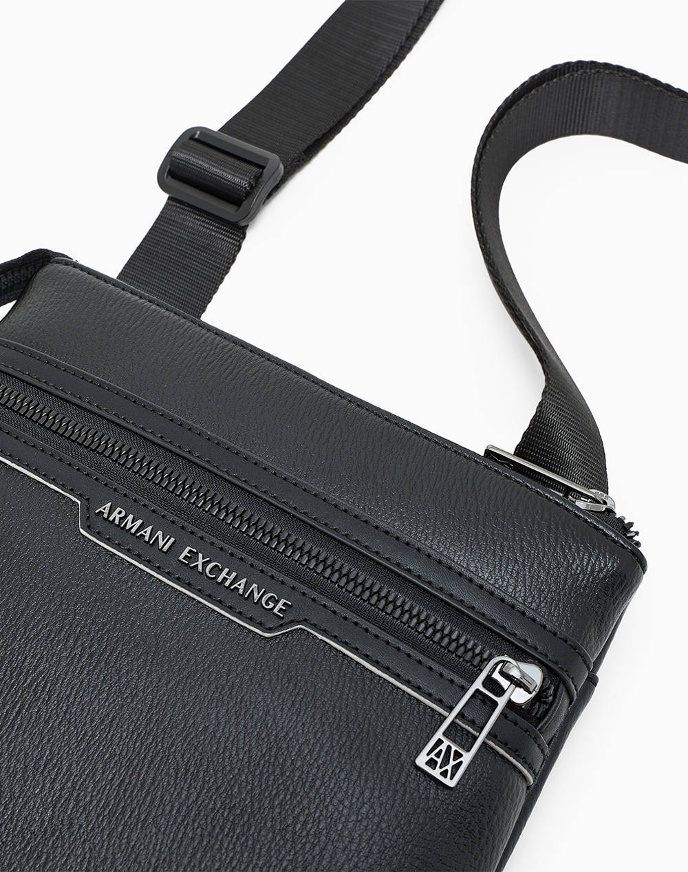 ARMANI EXCHANGE MESSENGER BAG (Размери: 21 x 23 x 3см.)