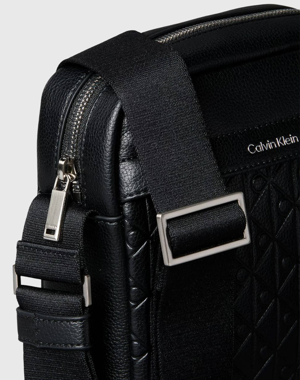CALVIN KLEIN EMBLEM EMBOSS REPORTER (Размери: 16.5 x 20 x 6.5см.)