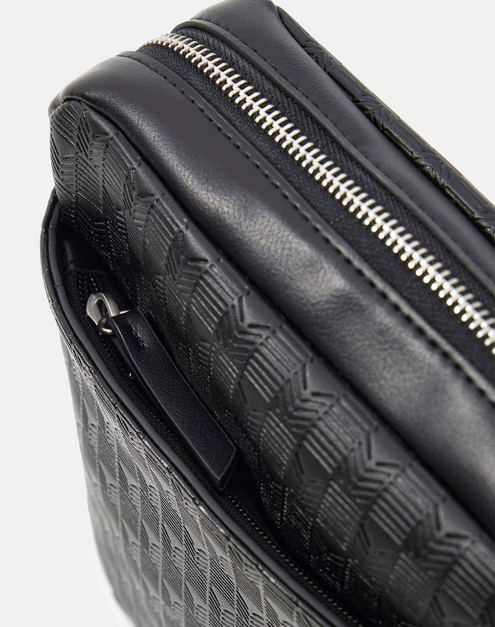 GUESS TORINO TOP ZIP CROSSBODY МЪЖКА ЧАНТА (Размери: 22 x 23.5 x 5см.)