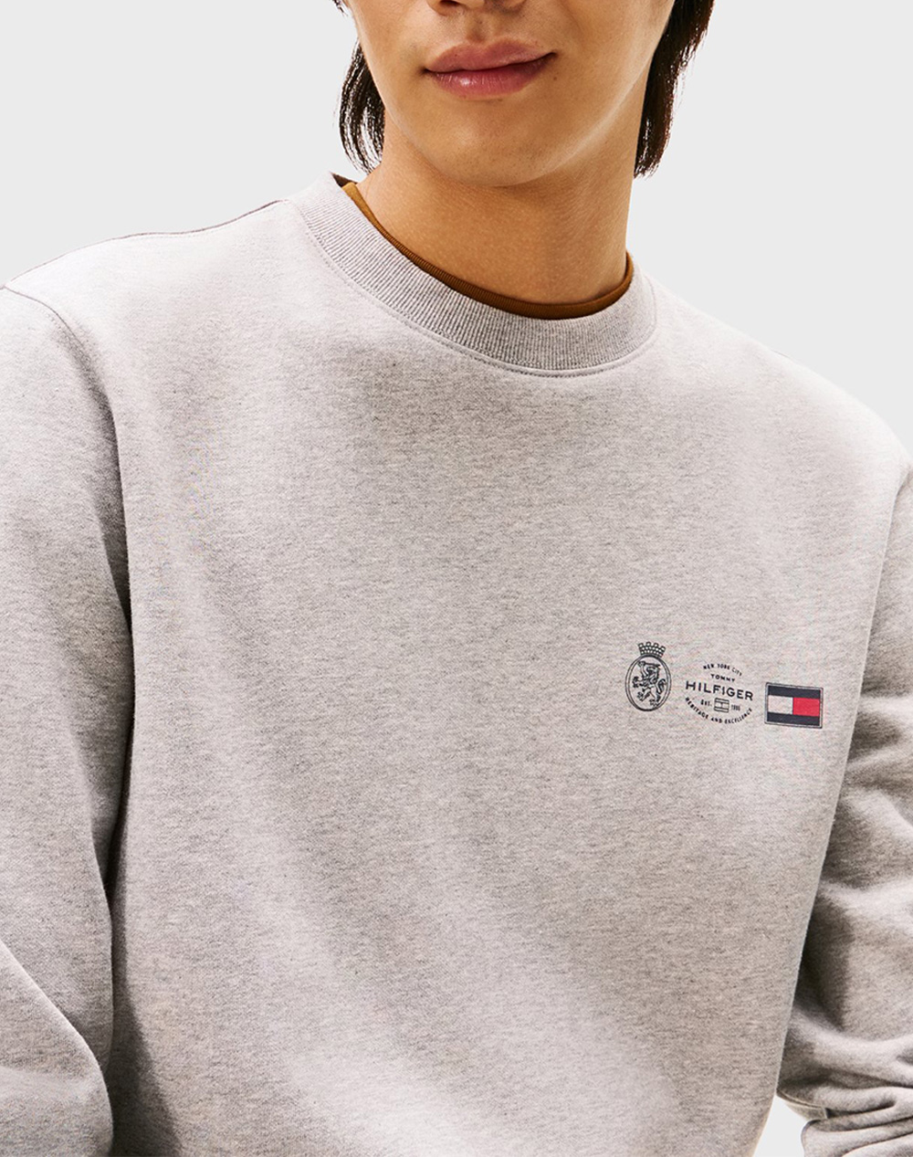 TOMMY HILFIGER SMALL CREST OUTLINE CREW NECK