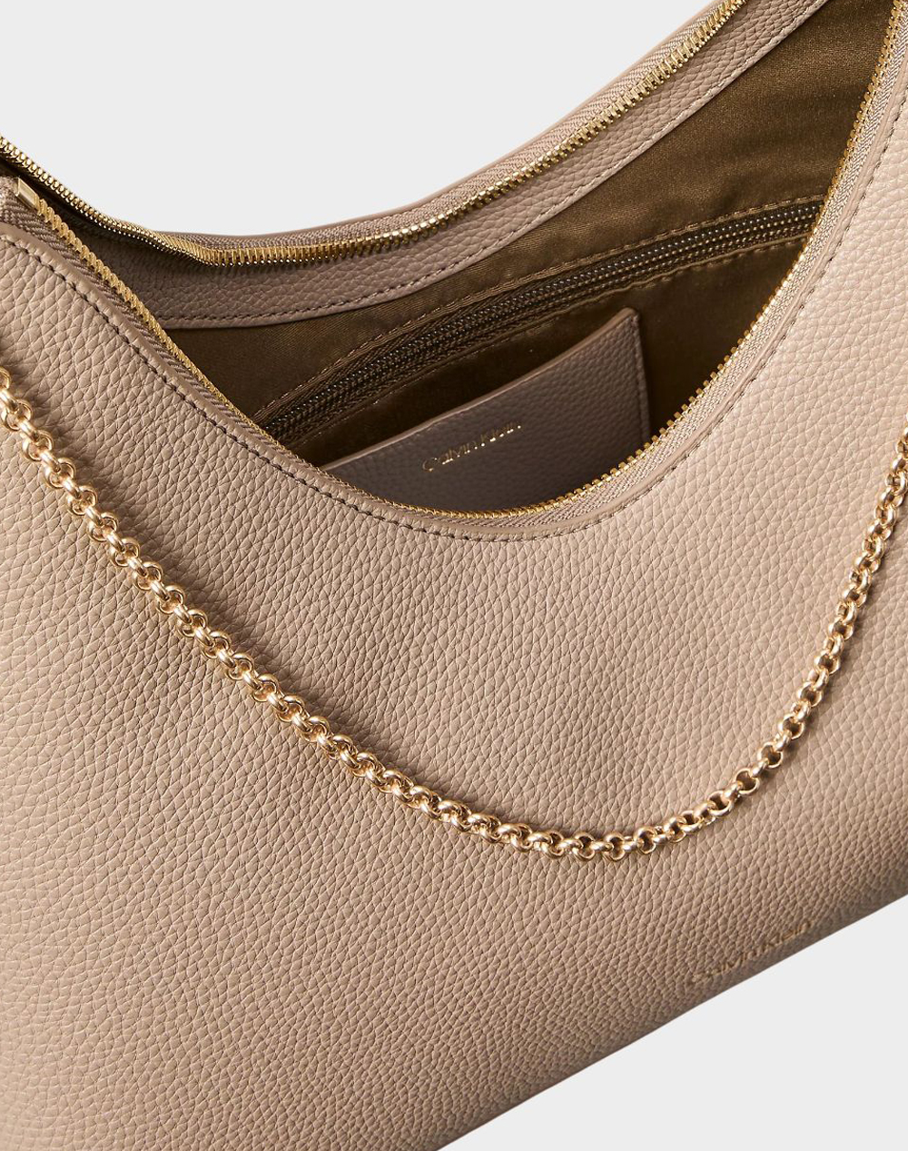 CALVIN KLEIN JEANS EMBLEM HW PEBBLE TOP ZIP HOBO