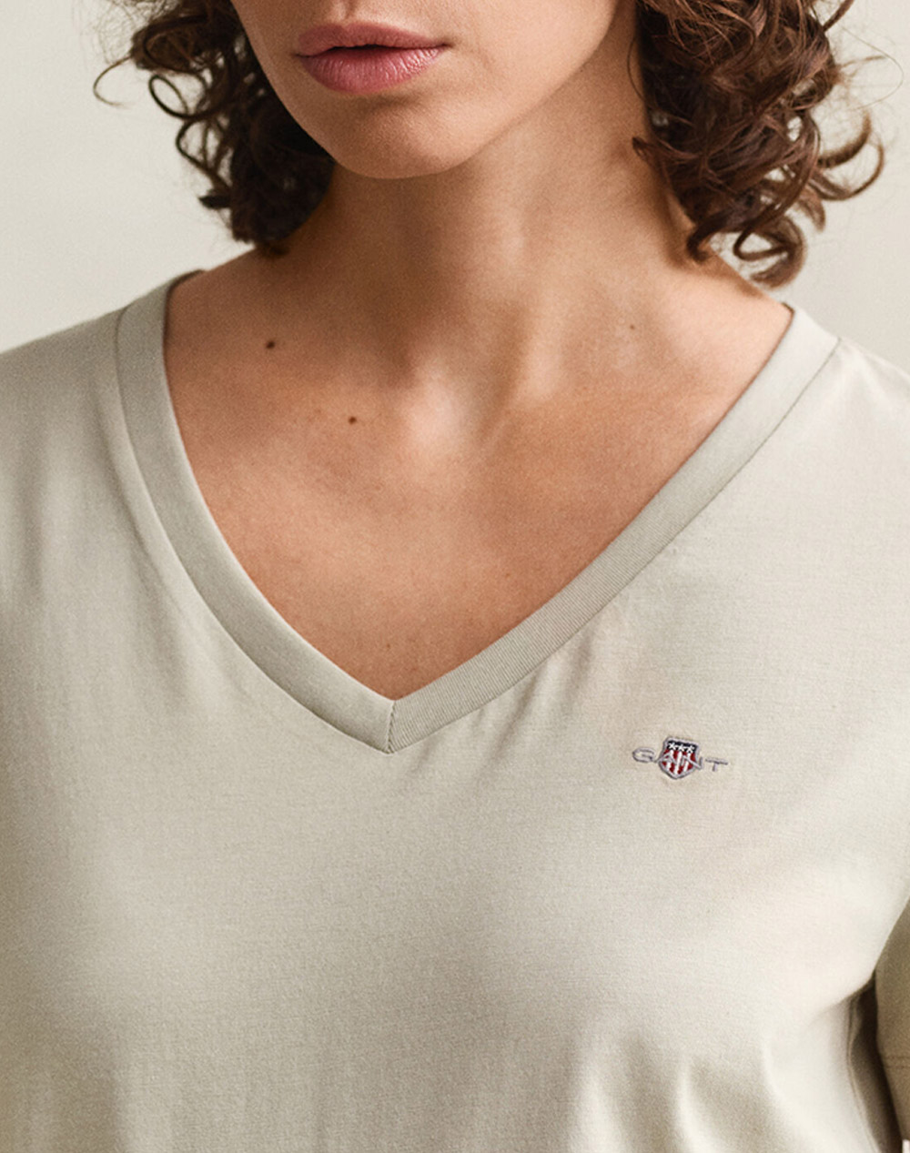 GANT БЛУЗА KMREG SHIELD SS V-NECK T-SHIRT.