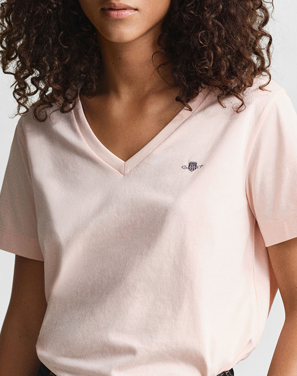 GANT БЛУЗА KMREG SHIELD SS V-NECK T-SHIRT.