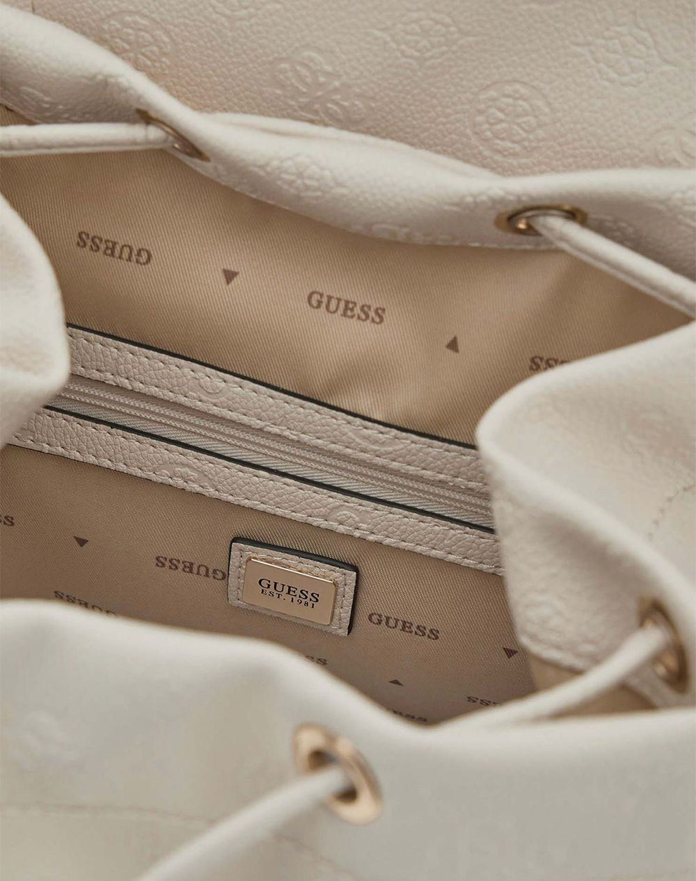 GUESS MANHATTAN II FLAP BACKPACK ДАМСКА ЧАНТА