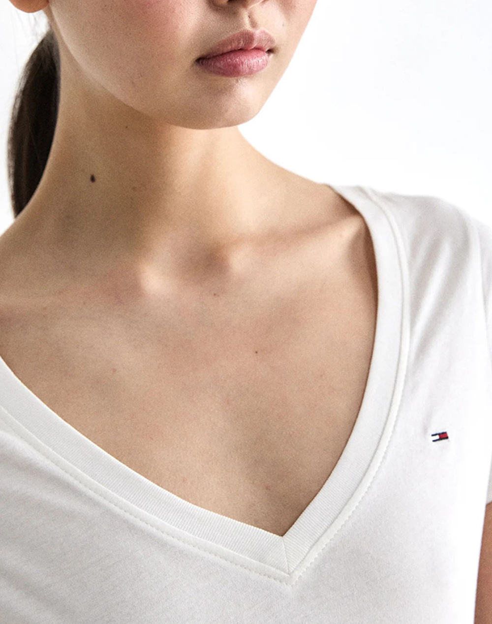 TOMMY JEANS TJW V-NECK TEE