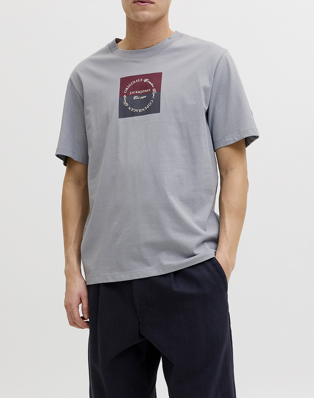 JACK&JONES JORCATSKILLS SQUARE BRANDING TEE SSCN LN