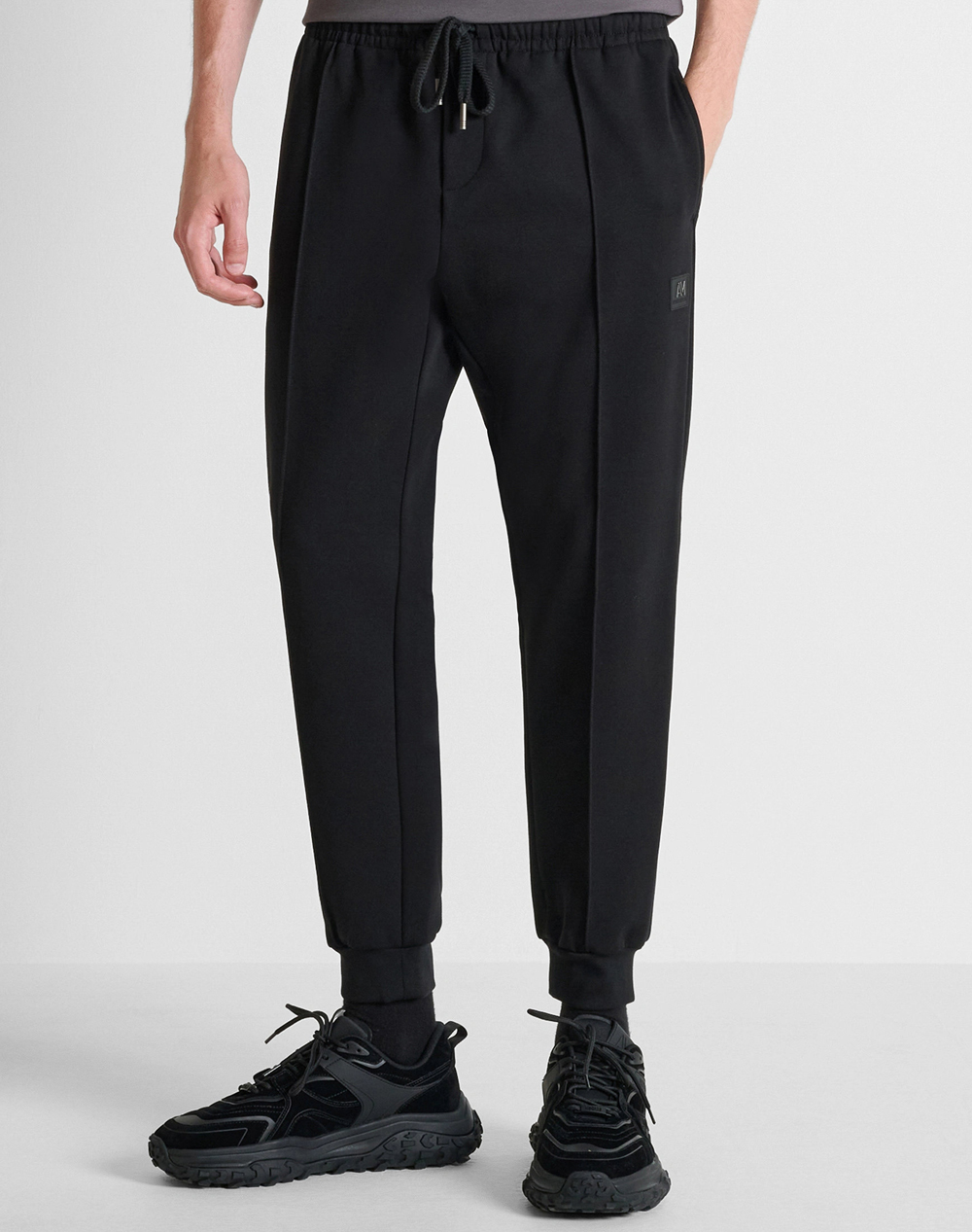 ANTONY MORATO MMFP00433FA150168 FLEECE TROUSERS CARROT FIT IN INTERLOCK COTTON BLEND FABRIC WITH LOGOED METAL BADGE АНЦУГ ЗА МЪЖЕ