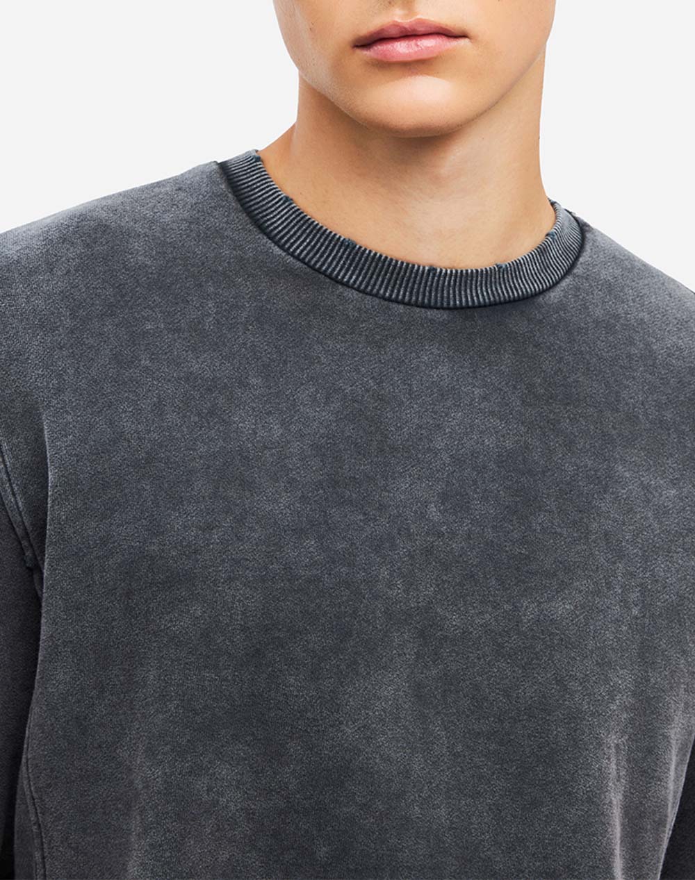 DIRTY LAUNDRY REGULAR CREWNECK WITH DESTROYS