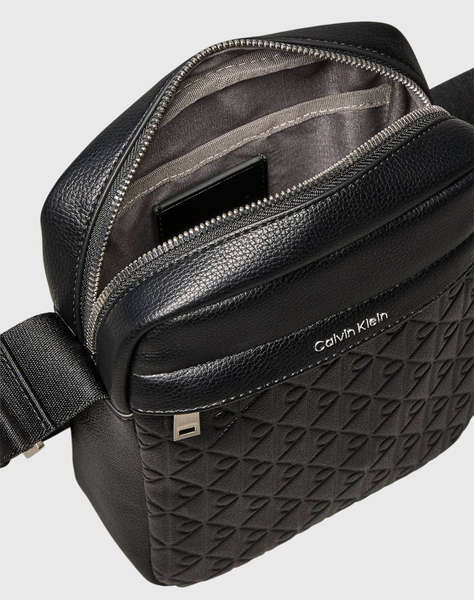 CALVIN KLEIN EMBLEM EMBOSS REPORTER (Размери: 16.5 x 20 x 6.5см.)