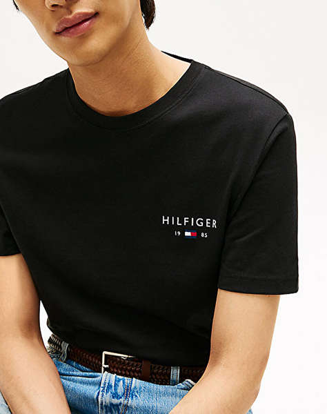 TOMMY HILFIGER BRAND LOVE SMALL HILFIGER TEE