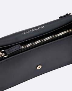 TOMMY HILFIGER TH HERITAGE LRG FLAP W/CHAIN (Размери: 19 x 4 x 10 см.)