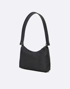 CALVIN KLEIN JEANS SLEEK NYLON SHOULDERBAG (Размери: 26 x 17 x 6см