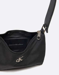 CALVIN KLEIN JEANS SLEEK NYLON SHOULDERBAG (Размери: 26 x 17 x 6см