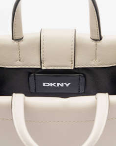 DKNY R44AZI34 CARTER CROSS BODY HANDBAG DKNY (размери: 14 x 17 x 7.5см.)