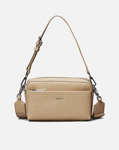 CALVIN KLEIN JEANS CK MUST CONVERTIBLE CAMERA BAG (размери: 21.5 x 16.5 x 5см.)